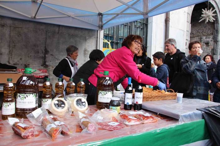 Gabonetako azokak jende asko 50 1576941774098