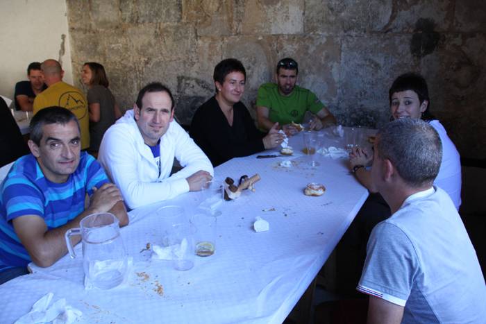 Helduak mahaiaren bueltan, e 8 1502640626566