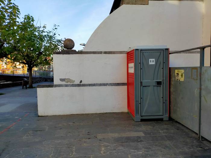 Udalak komun publikoak ezarri ditu Villabonako kaleetan