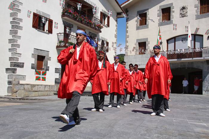 Axeriak dantzan Adunan 49 1471260995307