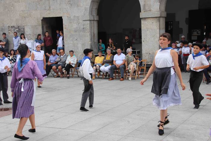 Dantzak, txistuak eta trikit 57 1565549101781