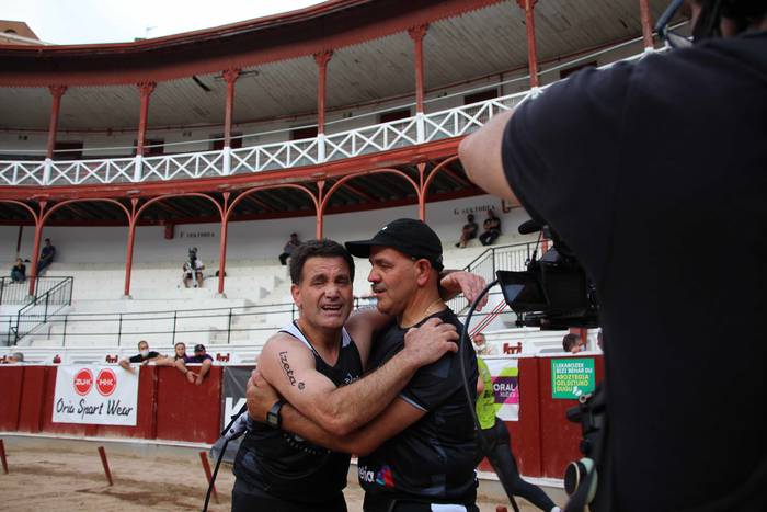 Izetatarrek jantzi dute txap 87 1624130542851