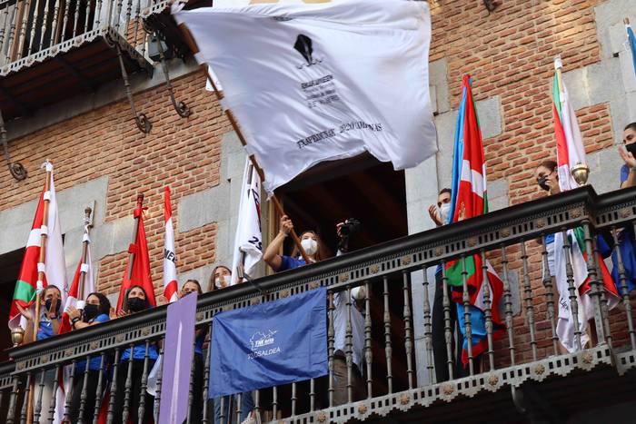 Tolosa urdinez jantzi da 22 1632073498632