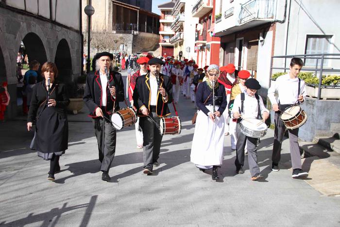 Dantzatzen duen herria 6 1581859426393