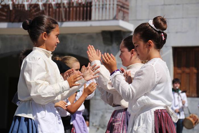 Axeriak dantzan Adunan 29 1471260848306