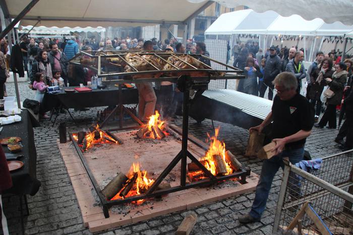 Haragi topaketan omenaldia e 15 1524947653684