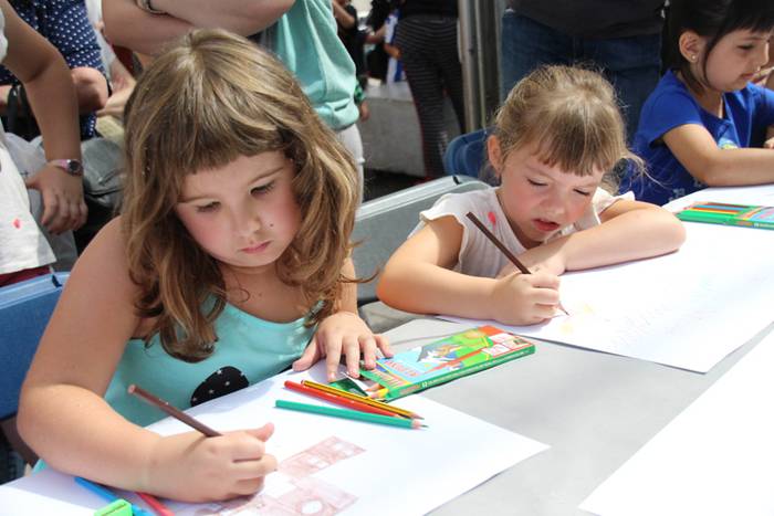 Haurrak beren dohaiak erakusten 27 1469532354622