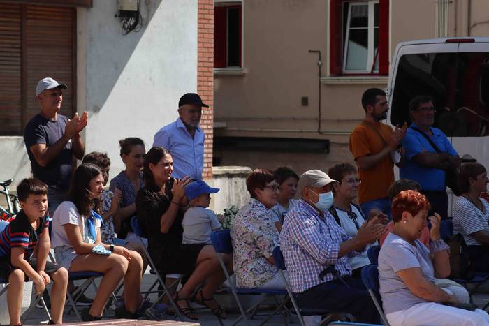 Dantzan igaro dute goiza Liz 32 1630841480221