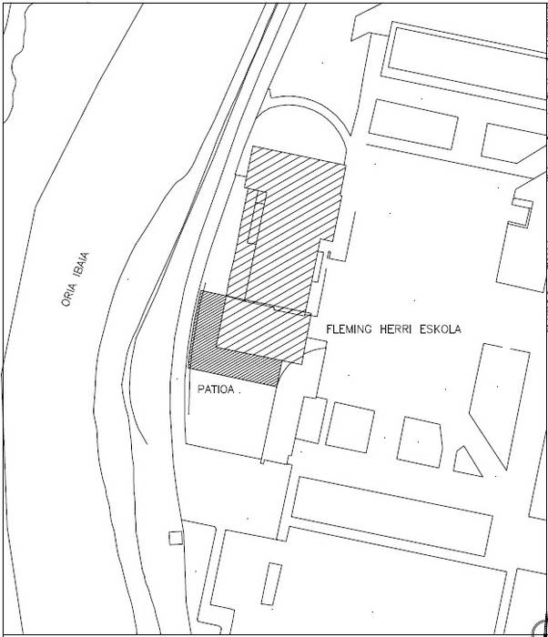 Hasi dira Arroako eskolako patioan estalpe berria egiteko lanak