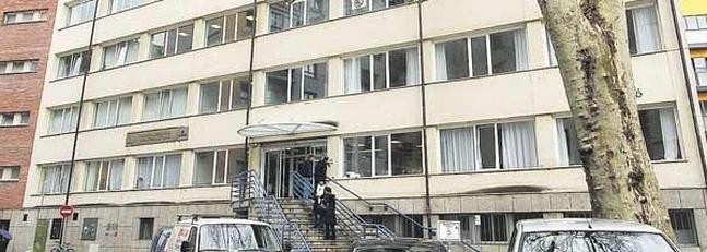 Testa egin gabe ari dira altak ematen COVID-19ak jotako osasun langileei