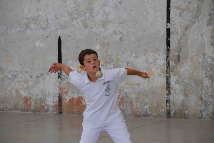 Zuriz jantzi zen Berrobiko f 13 1567409252566