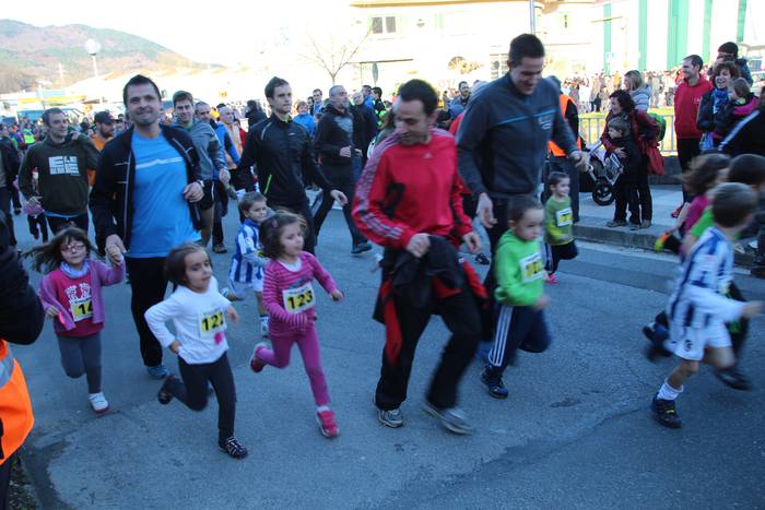 Helduak eta haurrak eskutik emanda lasterketan