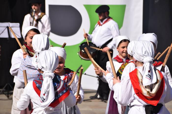 Dantzari txikiak, goizeko pr 101 1491666995114