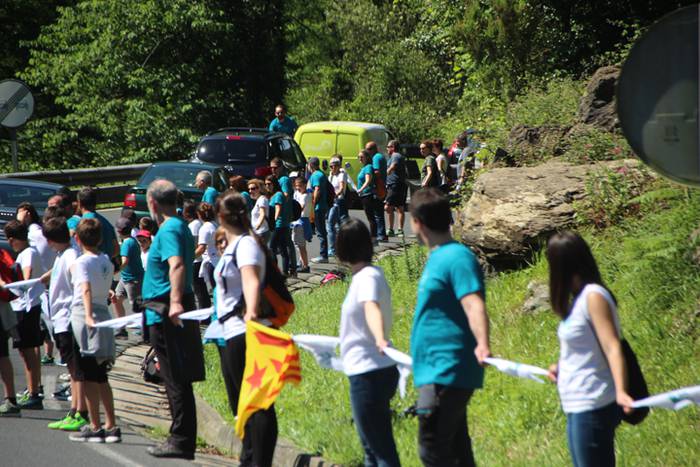 Eskuak batuta, desio bakarre 48 1528640821761