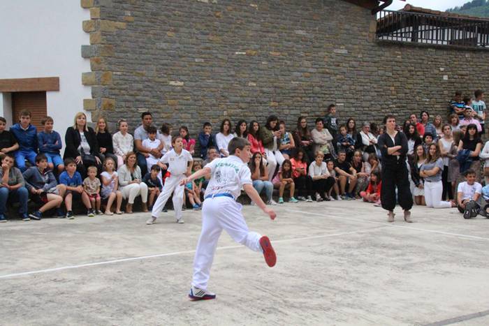 Jaietako egun handia ospatzen ari dira Asteasun 53 1467203895838