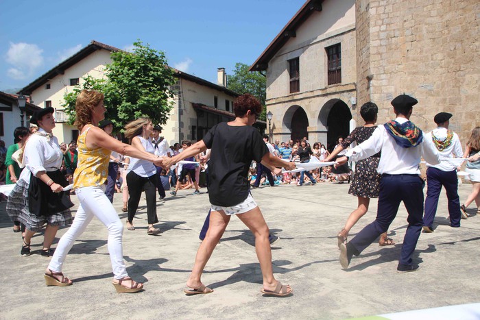 Emakumeak dantzari, lehenengo aldiz soka dantzan - 47