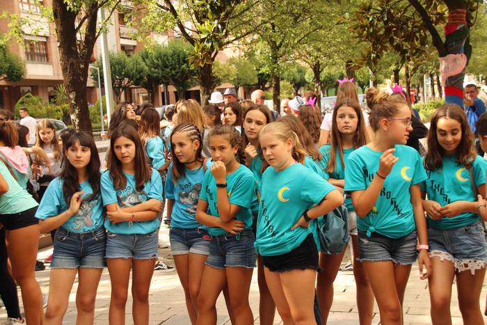 Kalean gora eta behera, kuad 27 1564506802891