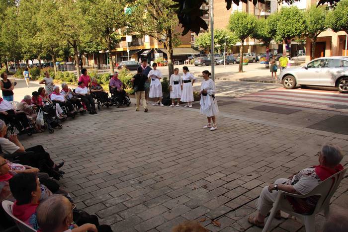 Helduenei dantza eginez hasi 9 1564057634249