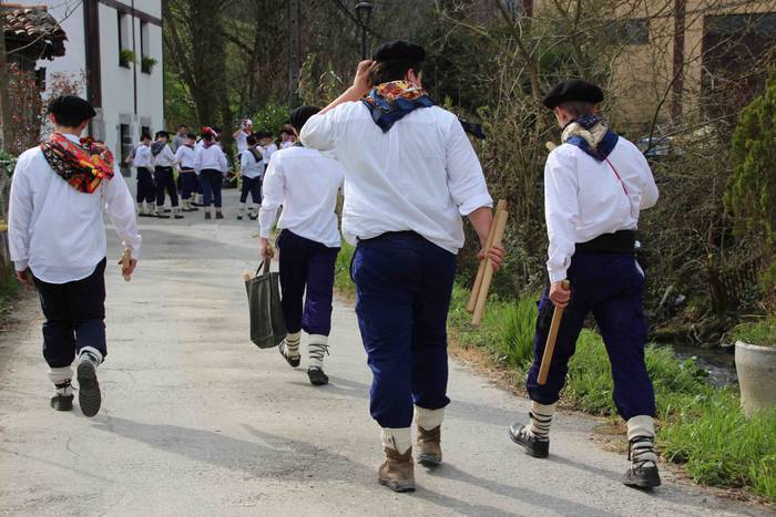 Ajerik gabe, makila eta lau  25 1551617874910