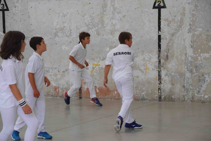 Zuriz jantzi zen Berrobiko f 14 1567409253501