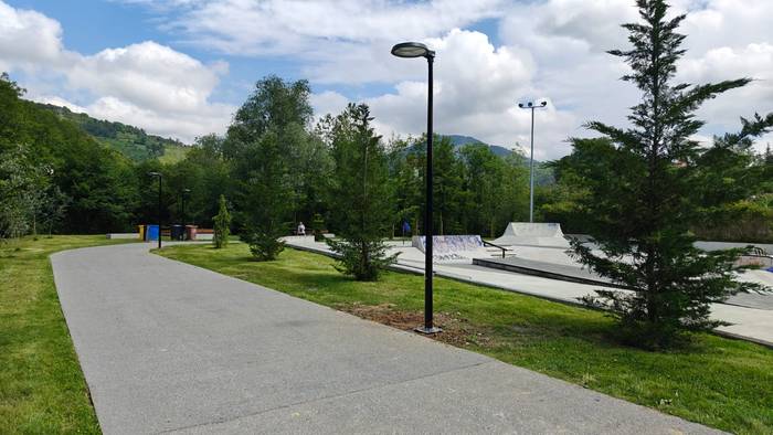 Usabalgo kirol parkearen alboko pasealekuko argiteria sistema aldatu du udalak