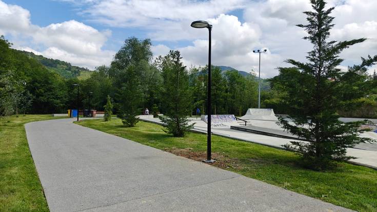 Usabalgo kirol parkearen alboko pasealekuko argiteria sistema aldatu du udalak