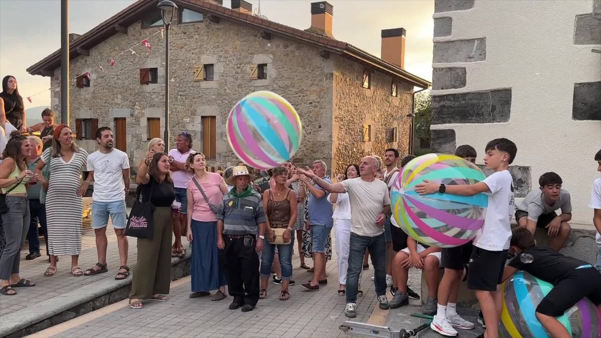 Txupinazo batek izan dezakeen guztia izan du Adunako jaietakoak
