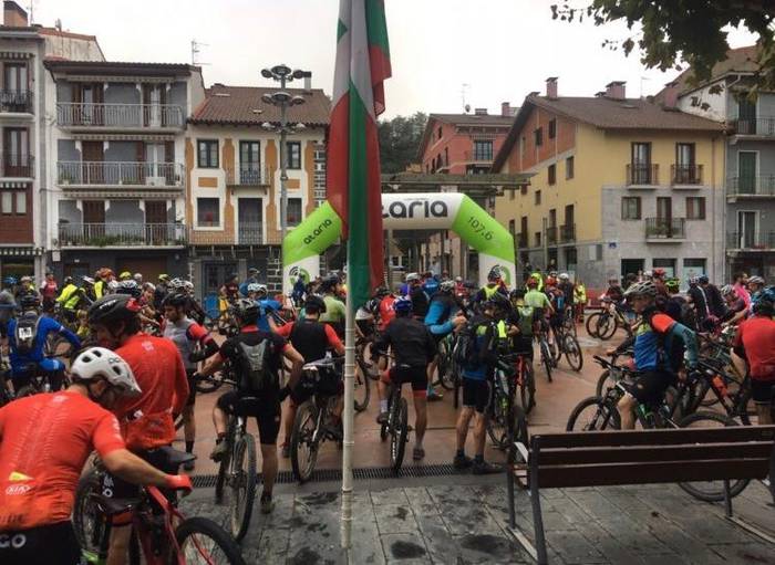 200 txirrindulari inguru, Ir 19 1570293787883