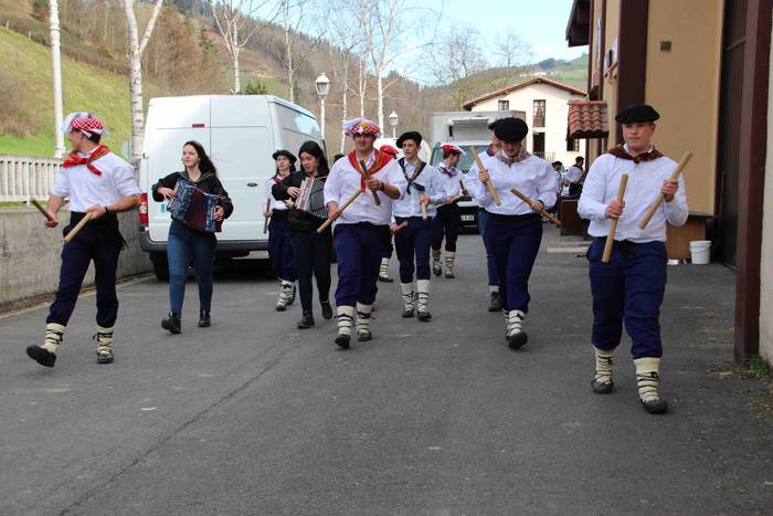 Ajerik gabe, makila eta lau  53 1551618081344