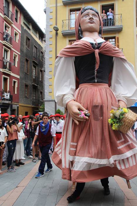 Santuek eta dantzariek poztu 31 1498312349857