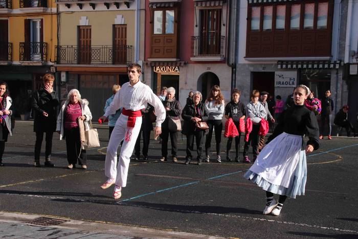 'Gora emakume anitzak eta go 4 1542976364472