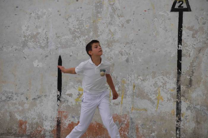 Zuriz jantzi zen Berrobiko f 21 1567409259974