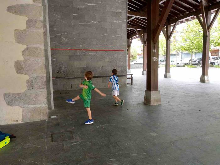 Haurrak kalera atera dira 46 1587900349754