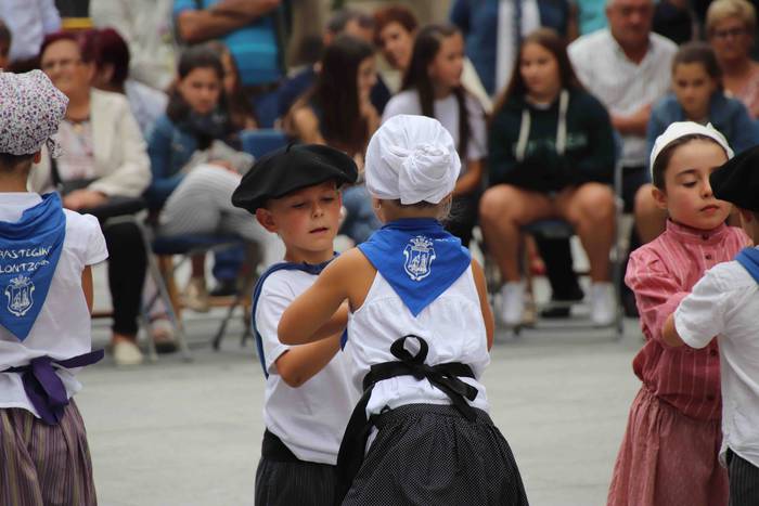 Dantzak, txistuak eta trikit 30 1565549085873