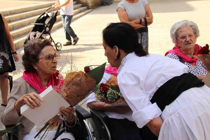 Helduenei dantza eginez hasi 28 1564057646555