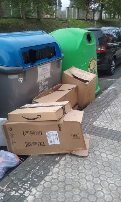 Kartoizko kaxak ondo tolestu, eta edukiontzi urdinera