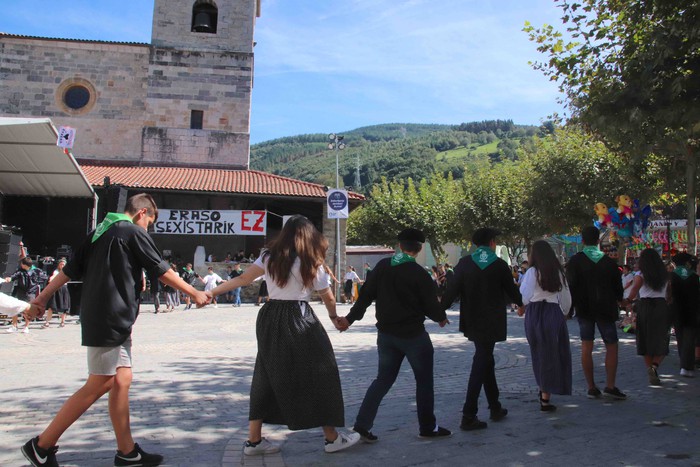 46 gaztek parte hartu dute Irurako Dantza-Sokan - 9