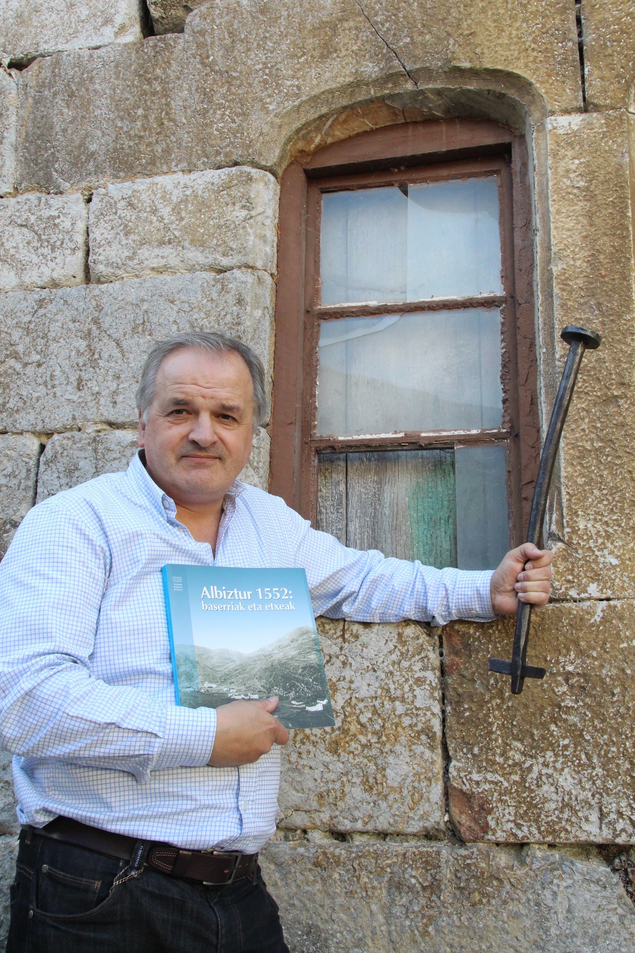 "Lehen liburuak falta dira, eta hori kolpe handia da familiak osatzeko"