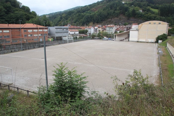 Belar artifizialeko zorua jarriko dute Elorri futbol zelaian
