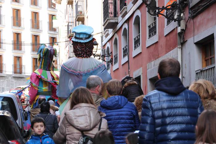 Gabonetako azokak jende asko 53 1576941776249