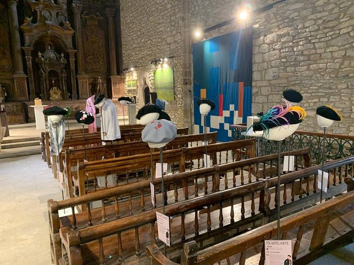 Altzoko elizara iritsi da Txapelarte erakusketa ibiltaria eta solidarioa