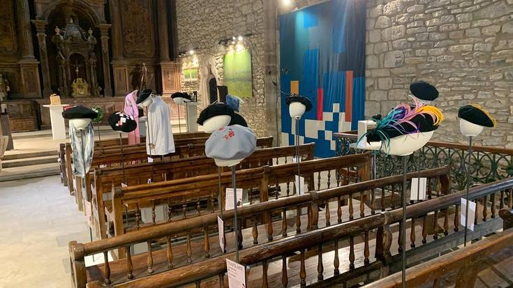 Altzoko elizara iritsi da Txapelarte erakusketa ibiltaria eta solidarioa