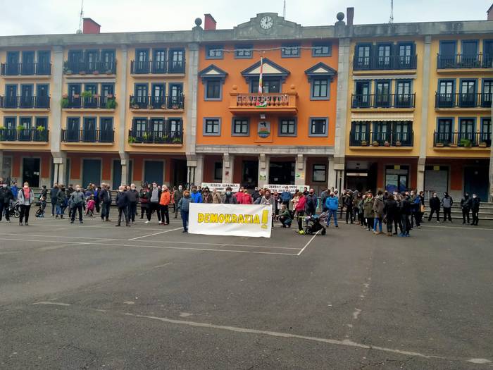 "Demokrazia" eskatuz eskuald 5 1608393004015
