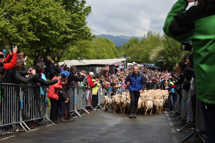 Maiatzak 1, Larre Irekiera E 27 1525187090150