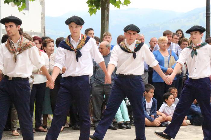 Jaietako egun handia ospatzen ari dira Asteasun 13 1467203378248