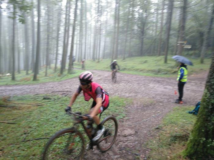 200 txirrindulari inguru, Ir 14 1570293786731