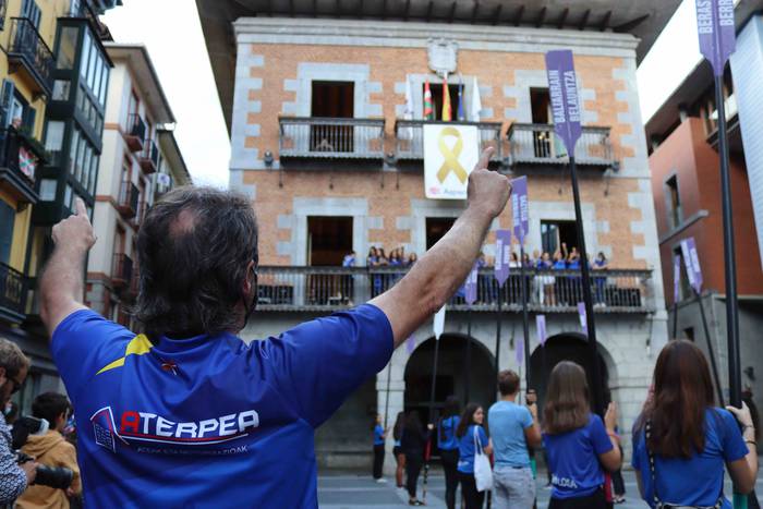 Tolosa urdinez jantzi da 52 1632073512157