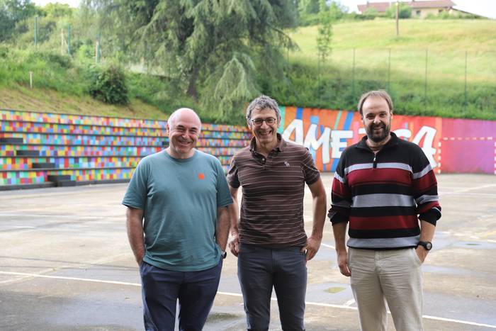 Herrikide ikastetxeko patioa ere, zabalik