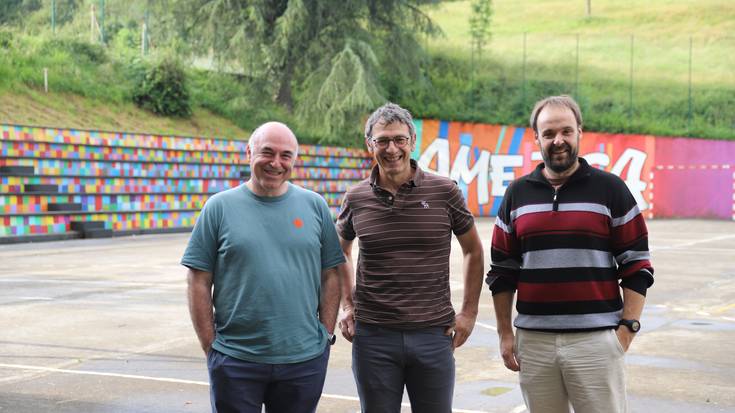 Herrikide ikastetxeko patioa ere, zabalik