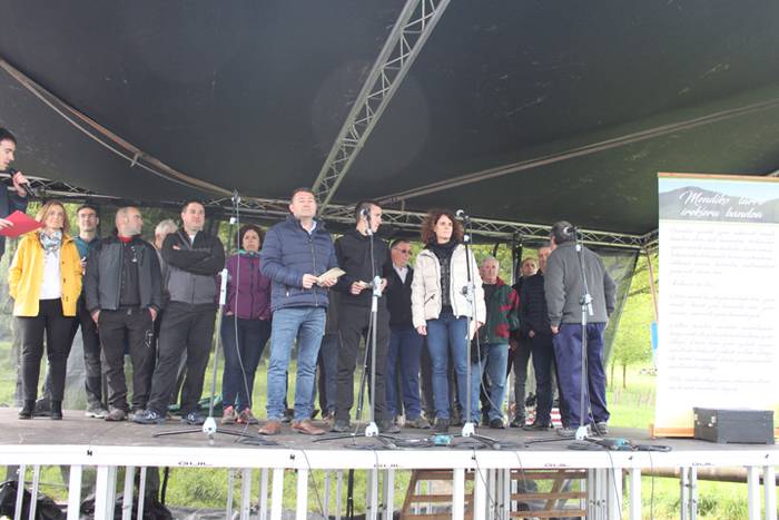 Maiatzak 1, Larre Irekiera E 11 1525186990592